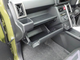ダッシュボードの中には、車検証入れ等の保管に活用できます。