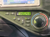 【オートエアコン】一度お好みの温度に設定すれば、車内の温度を検知し風量や温度を自動で調整。暑い&hellip;寒い&hellip;と何度もスイッチ操作をする必要はありません。快適な車内空間には必須の機能ですね♪