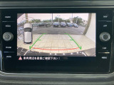 ギアをリバースに入れると車両後方の映像を映し出します。画面にはガイドラインが表示され、車庫入れや縦列駐車などの際に安全確認をサポートします。