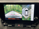 【パノラミックビューモニター】専用のカメラにより、上から見下ろしたような視点で360度クルマの周囲を確認することができます☆死角部分も確認しやすく、狭い場所での切り返しや駐車もスムーズに行えます。