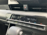 シートを外して室内をすみずみまで洗浄&消臭。ボディやタイヤはもちろん、エンジンルームまで洗浄しています。