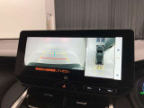こちらのバックカメラは画面にラインが表示されておりますので、バック時のクルマの進行方向の目安になります。より高いレベルで車庫入れをサポートする、便利な機能ですね。