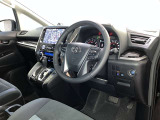 運転席周りのレイアウトをご覧ください。ナビゲーションが綺麗に装着されすっきり収まってますね!