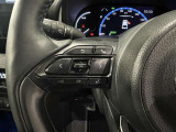 ステアリングスイッチ付きで、運転中に視線を前に向けたまま操作できます。