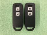スマートキーを装備しています。鍵を差し込むことなくドアロックの開け閉めと、スタートボタン操作でのエンジンスタートができます。スペアキーも同じものを用意しております。