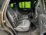 後部座席も気になるようなキズ・汚れやへたり等、大きなダメージはなく、良好な状態です。