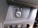 電動格納式ミラーなので、対向車などとのすれ違い時にも便利です。また、ドアロック連動で自動格納します。