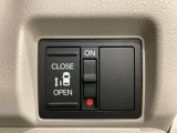 左側電動スライドドアは運転席からでも操作ができるように、ハンドル付近に開閉の操作スイッチが付いています。