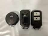 スマートキーを装備しています。鍵を差し込むことなくドアロックの開け閉めと、スタートボタン操作でのエンジンスタートができます。加えて、純正リモコンエンジンスターター用の操作キーもついています。