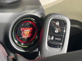 【Hondaスマートキー】カバンやポケットに入れたままでもドアの施錠・解錠が可能なスマートキーを装備。エンジンのオン・オフ時もカギを取り出す必要が無いからとっても便利です♪
