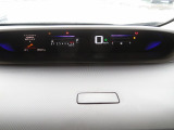 メーターはインテリアの上部にあり運転中でも視線移動が少なく安全です☆☆☆