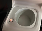 前席には保温機能付きのカップホルダーもありますよ♪