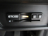 ETC付。高速道路の料金所はキャッシュレスで通過です。サービスエリア等にあるスマートインターの出入りも利用可能でとっても便利。ご納車後すぐにお使い頂けるようセットアップしてのお渡しとなります。