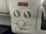 【エアコン】空気の入れ替え、快適な車内環境づくりの必須装備。エアコンちゃんとついてます。ダイヤル式で直感的な操作ができますね!