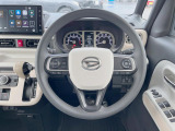 インテリアに合わせたデザインのステアリングは、運転される方のことも考え、運転しやすい形状、大きさです。是非一度、実際に触ってお確かめください。