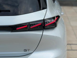 LEDのテールランプは、ライオンの3本の爪痕をイメージさせるデザインとなっております。勇ましさやおしゃれな雰囲気を連想させます。