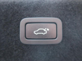 スイッチ一つでリアゲートの自動開閉をおこなうことができます。普段使いや買い物、荷物の多い長距離ドライブの際にはきっと役立ちます!
