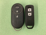 スマートキーを装備しています。鍵を差し込むことなくドアロックの開け閉めと、スタートボタン操作でのエンジンスタートができます。加えて、純正リモコンエンジンスターター用の操作キーもついています。