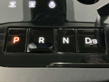 【スイッチ式シフト】レバーの出っ張りがなく、前方の視界がスッキリして運転席まわりのスペースが広がるメリットがあります。また、誤操作を防ぐ安全設計も施されています。