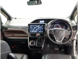 デザインもよく、居心地のよい運転席ですね。分かりやすいスイッチ類ですから操作もしやすく運転をサポートします。ぜひご来店いただき、実際にお座りいただいてステアリングを握ってみてください!