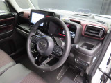 運転席のドアを開け、乗り込む際のイメージです。足元には純正フロアマットも敷かれています。