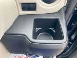 運転席のドリンクホルダーです。角形なので紙パックにも対応しています。