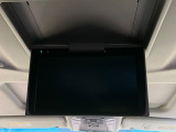 【純正12型後席モニター】家族や友人とお出かけする機会が多い方に大人気の後席モニターを装備!見やすい位置に画面がありテレビやDVDの視聴も快適!友達もお子様も、後席にしか乗らなくなるかも??