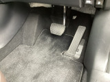 マツダ車の共通するポイントに、前輪を前に出し運転席足元スペースを広げたことがあります。これによりホイールハウスが邪魔にならずドライバーの中心線を基準とした最適位置へのペダル配置が可能となりました!