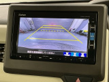 リバースギアに入れるだけで後方の表示へ切り替わります。夜間や雨の日の駐車も楽になりますよ。