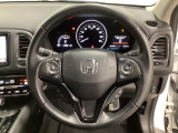 ハンドルにHondaセンシング系のクルーズコントロールやレーンキープアシストなどのスイッチと、オーディオの操作スイッチが装備されています。ハンドルから手を離さず安全に操作できます。