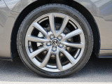 18インチ純正アルミホイールを装備。タイヤサイズは215/45R18となります。