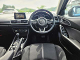【運転席インテリアデザイン】左右対称のインテリアデザインでドライバーを包み込み運転に集中できるように設計されています。