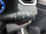 スイッチをオートに設定しておけば、車外の明るさに応じて自動的にヘッドランプを点灯・消灯します。夕暮れ時やトンネルの続く山道などを走行する時に便利なコンライトを装備しています。