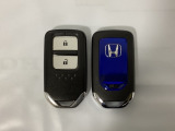 スマートキーを装備しています。鍵を差し込むことなくドアロックの開け閉めと、スタートボタン操作でのエンジンスタートができます。スペアキーも同じものを用意しております。