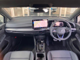 Volkswagen奈良学園前認定中古車センターにはデモカー上がりの車や良質な状態の車両がございます。暑い日や寒い日、雨など天候に左右されずに室内展示場にてゆっくりと現車をご確認いただけます。