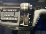 自然に手が届く距離に配置されたシフトレバー。