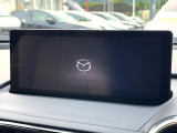 【8.8インチマツダコネクト】車内の雰囲気にマッチした大型のディスプレイ。スマホ接続でのナビ使用やBluetooth再生等、様々な機能が楽しめます。直感的なダイヤル操作が可能で、使い勝手も良好です。