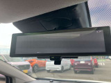 スマートルームミラー◆積載物などで、さえぎられがちなルームミラーの後方視界。車内状況に関わらず車両後方にあるカメラの映像をルームミラーに映し出します!もちろん夜や悪天降雨でもクリアな後方視界を確保!