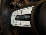 【ステアリングリモコン】ステアリングにオーディオ調節可能なスイッチが装備されていますので運転中でも視線をそらさずにオーディオの調節が可能です!