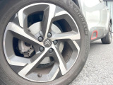 ●純正18インチアルミホイール:輸入車ならではの卓越した走りを支えるホイールと足回りです!日本車の走りに慣れている方にもぜひ体感して頂きたいほど、高いレベルでまとまっています!