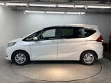 狭い駐車場でも、スライドドアならチャイルドシートへのお子さまの乗降や荷物の積載もスムーズ。とても便利な【両側電動スライドドア】ドアハンドを少し引くだけでリアドアが自動開閉します。