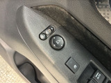 狭い駐車場で便利な電動格納ドアミラーが付いています。