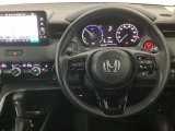 【ハンドル】運転にかかわる様々な操作を安全に行えるように視点移動が少なく操作性に配慮されたスイッチ類が凝縮されたコックピットです。