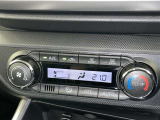 オートエアコン付きなので一度、気温を設定すれば自動的に過ごし易い温度に調整してくれますよ。 車内をいつでも快適空間にしてくれます。
