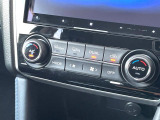 【オートエアコン】一度お好みの温度に設定すれば、車内の温度を検知し風量や温度を自動で調整。暑い&hellip;寒い&hellip;と何度もスイッチ操作をする必要はありません。快適な車内空間には必須の機能ですね♪