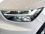 【LEDヘッドライト】明るく眩しいハイビームを先行車や対向車に照射しないオートハイビームを備えたLEDヘッドライト。北欧神話に登場するトールハンマーをモチーフにした、一目でボルボとわかるデザイン。