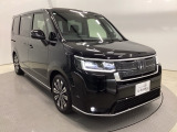 狭い駐車場でも、スライドドアならチャイルドシートへのお子さまの乗降や荷物の積載もスムーズ。とても便利な【両側電動スライドドア】ドアハンドを少し引くだけでリアドアが自動開閉します。