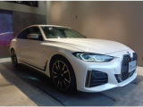 【BMWの伝統-1】BMWの特徴的な&ldquo;キドニーグリル&rdquo;は、80年以上続く伝統の形でございます。変わらないこだわりのデザインが、プレミアムブランド&ldquo;BMW&rdquo;を創り出します。