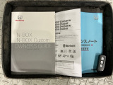 スマートキーは鍵をバッグに入れたままでもドアロックの開閉やエンジンのON・OFFができます。夜間や雨の日も鍵を探さなくて良いので便利です。