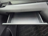 助手席の前には、ボックスティッシュが入る収納スペースがあります